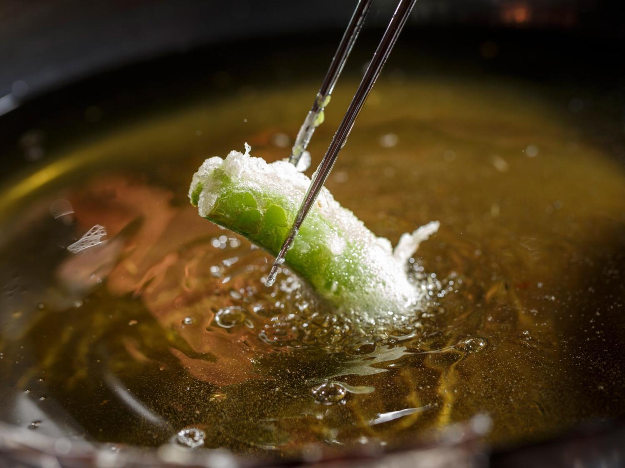 Hotel The Celestine Kyoto Gion Exterior foto A spring roll being dipped in hot oil
