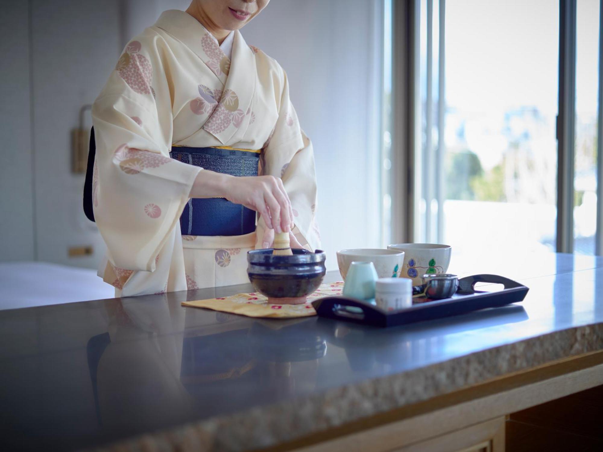 Hotel The Celestine Kyoto Gion Exterior foto A woman in a yukata preparing a Japanese tea ceremony