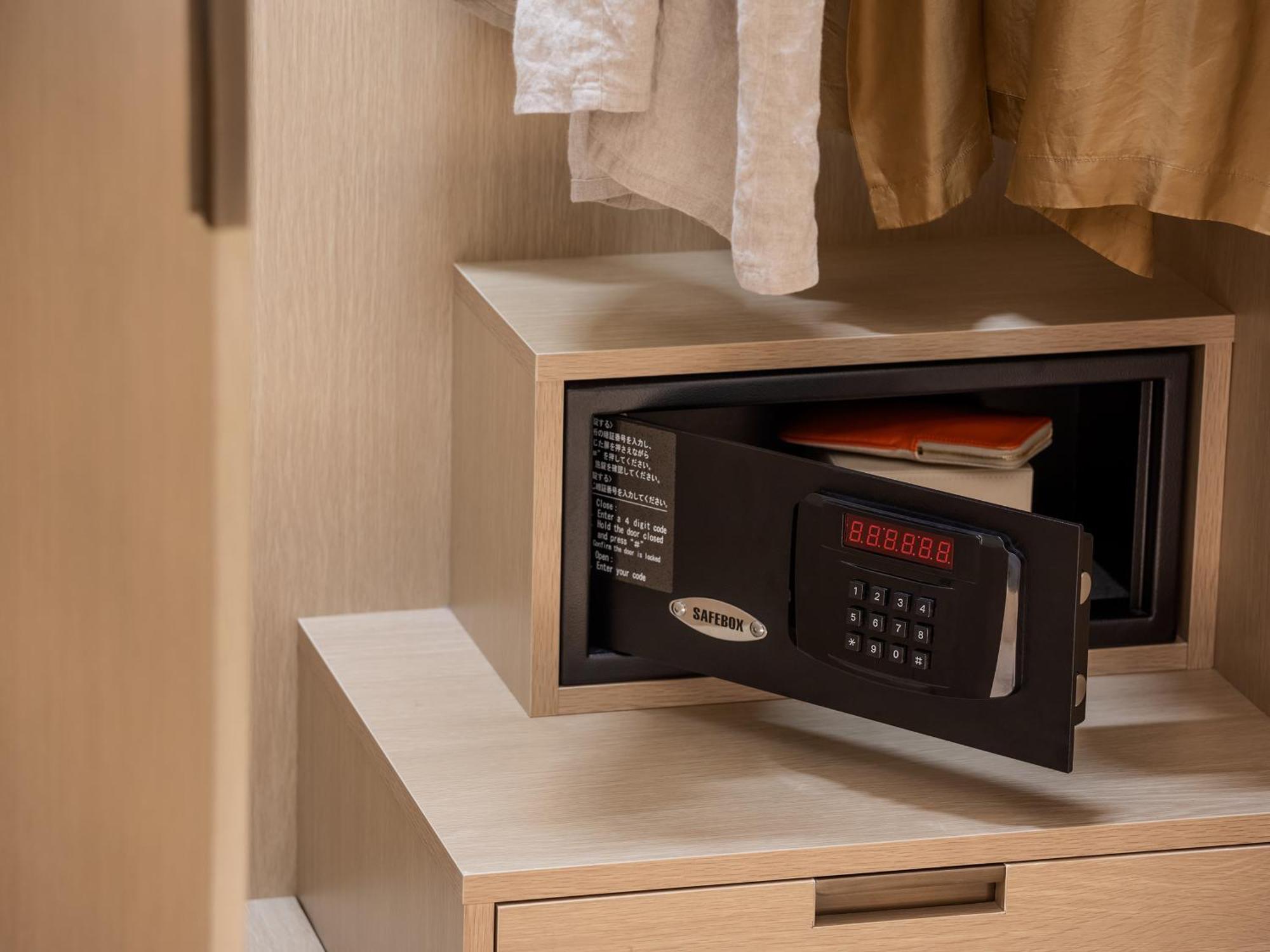 Hotel The Celestine Kyoto Gion Exterior foto A safe in a hotel room